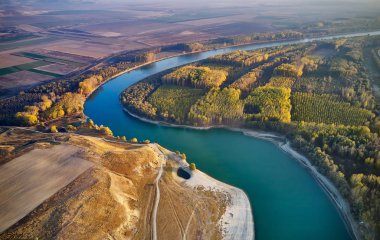 Romanya 'nın Dobrogea kentinde yazın Tuna Nehri kıyısının havadan manzarası