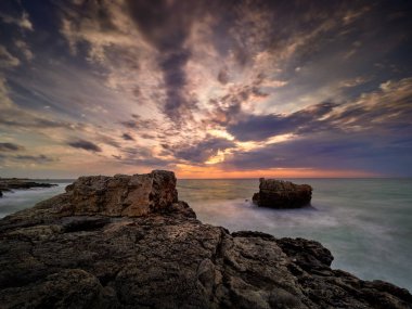 Gündoğumu Karadeniz sahilinde görünümünü