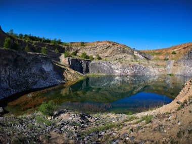 Romanya 'nın Racos kentindeki eski volkan kraterinin yansımasıyla göl