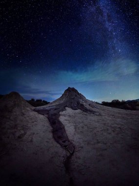 çamurlu volkanlar çarpıcı gece gökyüzünün altında Buzau İlçesi, Romanya ile manzara 