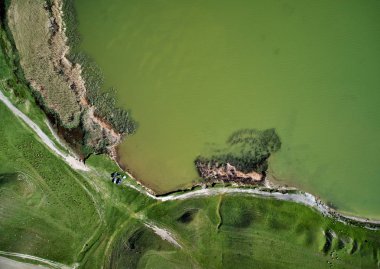 Romanya 'nın Dobrogea kentinde yazın Tuna Nehri kıyısının havadan manzarası
