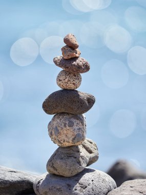 Sahilde - antik ayin için iyi bir servet ve refah taş yığını