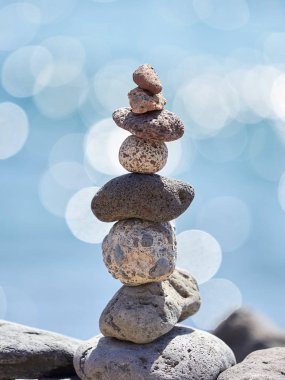 Sahilde - antik ayin için iyi bir servet ve refah taş yığını