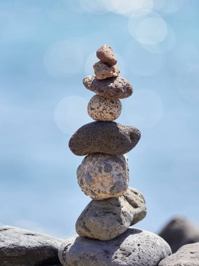 Sahilde - antik ayin için iyi bir servet ve refah taş yığını