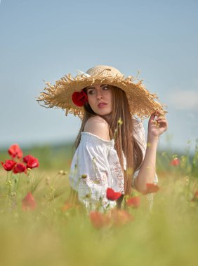 tahıl alanda haşhaş yaz güneşli gün ile genç güzel kadın