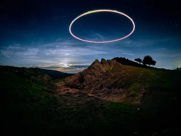 Paisaje Nocturno Con Vía Láctea Sobre Viejas Montañas Dobrogea Rumania — Foto de Stock