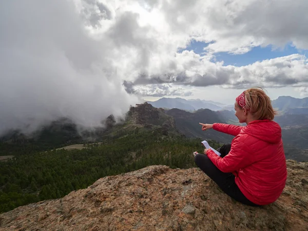 Mladá Žena Turistické Sedí Okraji Útesu Konzultační Mapa Gran Canaria — Stock fotografie