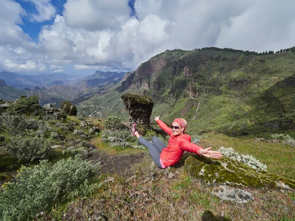 Ung Kvinna Turist Sitter Cliff Edge Beundra Landskapet Gran Canaria — Stockfoto