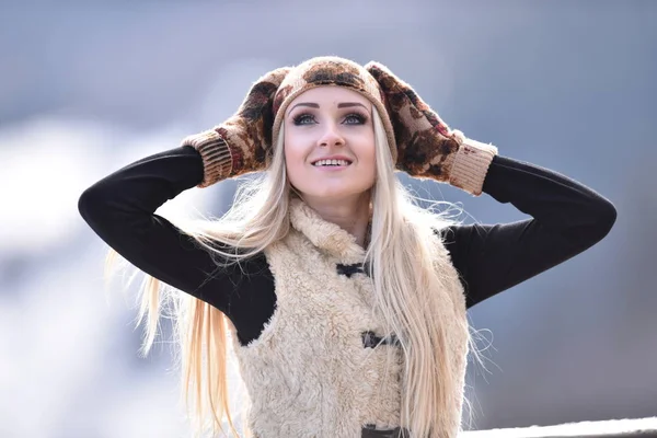 Genç Güzel Kadın Portre Kışın Açık — Stok fotoğraf