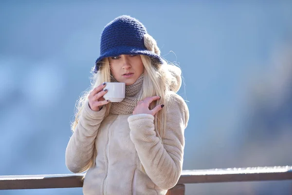 Jovem Mulher Bonita Livre Inverno Segurando Copo Sua Mão — Fotografia de Stock