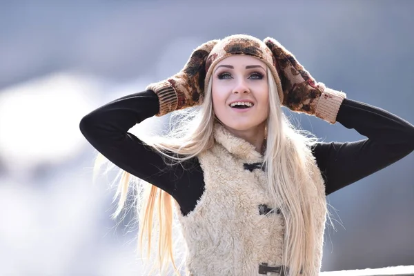 Jovem Bonita Mulher Retrato Livre Inverno — Fotografia de Stock