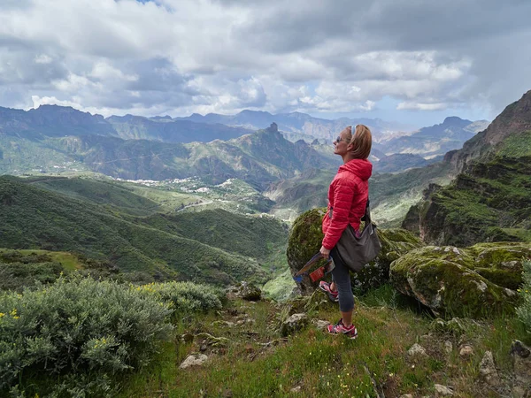 Young Woman Tourist Standing Cliff Edge Admiring Landscape Gran Canaria — Stock Photo, Image