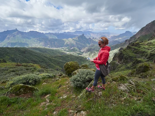 Junge Touristin Sitzt Rand Der Klippe Und Bewundert Landschaft Gran — Stockfoto