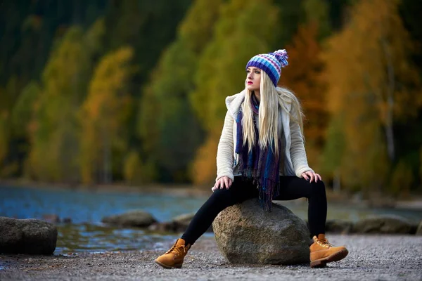 Jovem Mulher Bonita Livre Outono Sentado Junto Lago — Fotografia de Stock