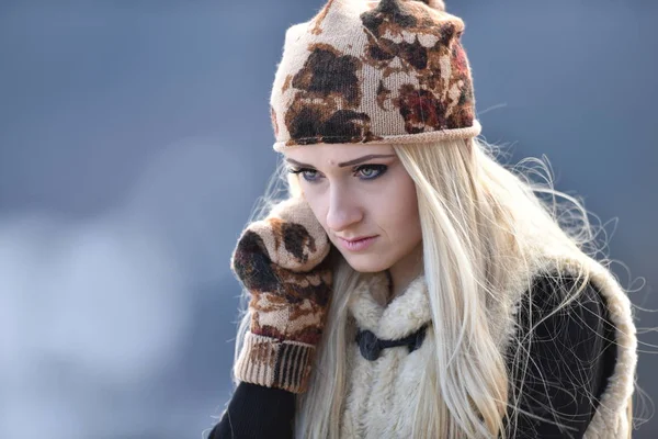 年轻漂亮的女人肖像户外冬季 — 图库照片