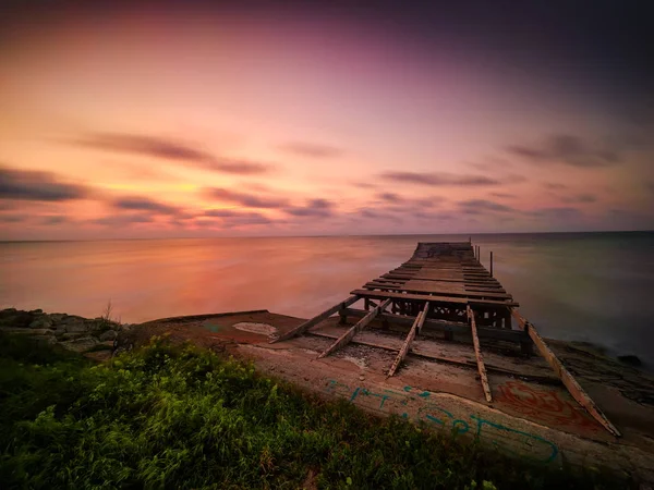 日の出背景に海 — ストック写真