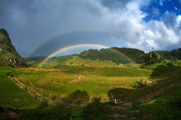 Arco Íris Duplo Sobre Montanhas — Fotografia de Stock