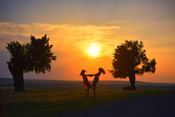 Jeune Femme Heureuse Sur Terrain Été Coucher Soleil — Photo