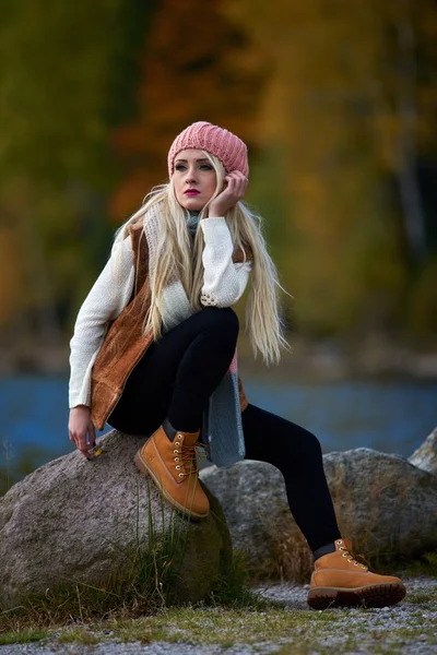 Jeune Jolie Femme Plein Air Automne Assis Bord Lac — Photo