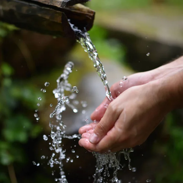 Uomo Che Lava Mani Acqua Fresca Fredda Potabile Sorgente Montana — Foto Stock