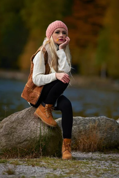 Young Pretty Woman Outdoor Fall Sitting Lake — Stock Photo, Image