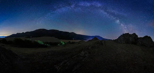 Paisagem Noturna Com Láctea Acima Montanhas Antigas Dobrogea Romênia — Fotografia de Stock