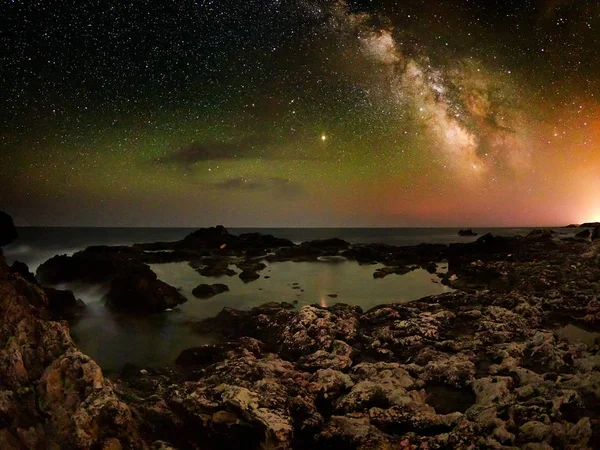 Impresionante Vibrante Vía Láctea Imagen Sobre Acantilados Rocosos Mar Paisaje —  Fotos de Stock