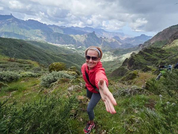 Junge Touristin Rande Der Klippe Gran Canaria Spanien — Stockfoto