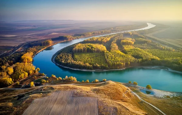 Romanya 'nın Dobrogea kentinde yazın Tuna Nehri kıyısının havadan manzarası