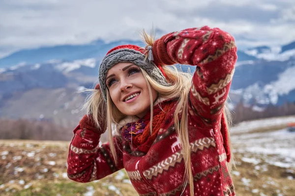 Jovem Bonita Mulher Retrato Livre Inverno — Fotografia de Stock