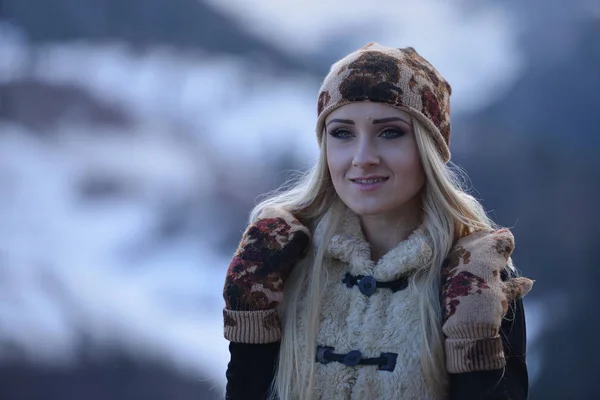 Jonge Mooie Vrouw Portret Buiten Winter — Stockfoto