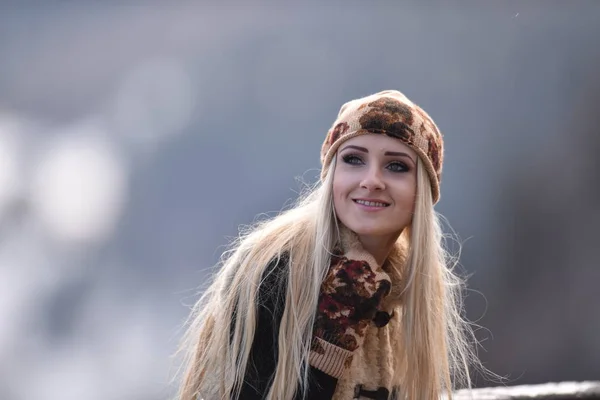 Młoda Ładna Kobieta Portret Odkryty Zimie — Zdjęcie stockowe