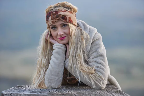 Piękna Młoda Kobieta Portret Odkryty Jesieni — Zdjęcie stockowe