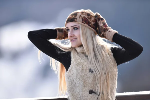 Jonge Mooie Vrouw Portret Buiten Winter — Stockfoto