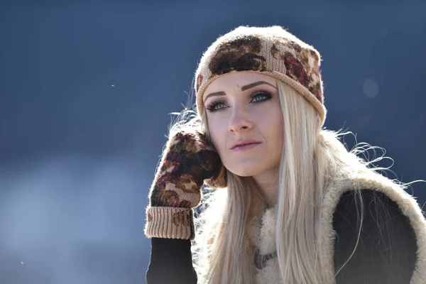 Joven Bonita Mujer Retrato Aire Libre Invierno —  Fotos de Stock