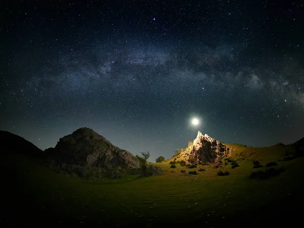 Paesaggio Notturno Con Lattea Sopra Vecchie Montagne Dobrogea Romania — Foto Stock