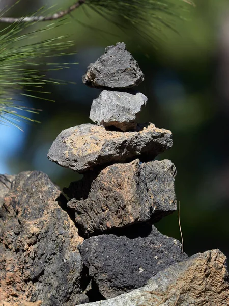 ビーチ 幸運と繁栄のための古代の儀式の石のスタック — ストック写真