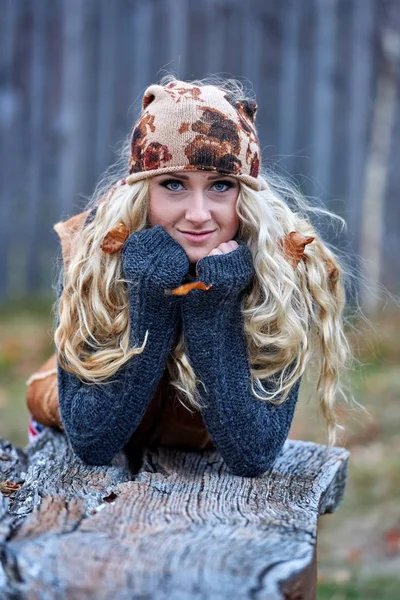 Młoda Ładna Kobieta Portret Odkryty Jesieni — Zdjęcie stockowe