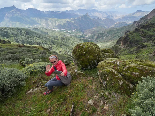 Junge Touristin Mit Rucksack Sitzt Auf Klippe Und Fotografiert — Stockfoto