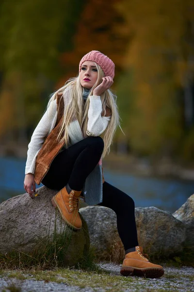 Genç Güzel Kadın Açık Göl Kenarında Oturan Güz — Stok fotoğraf