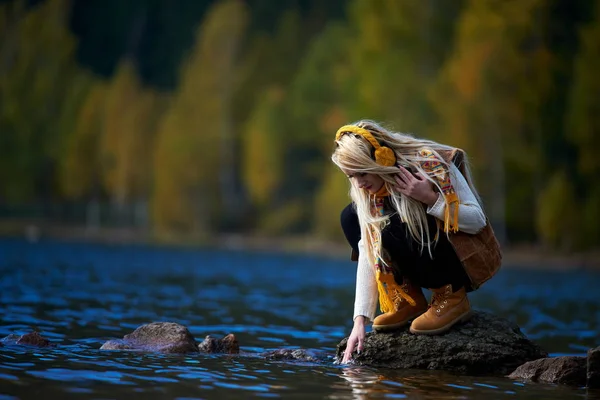 Young Pretty Woman Outdoor Fall Sitting Lake — Stock Photo, Image