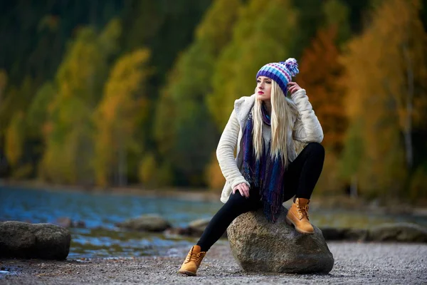 Молода Красива Жінка Відкритий Восени Сидить Біля Озера — стокове фото