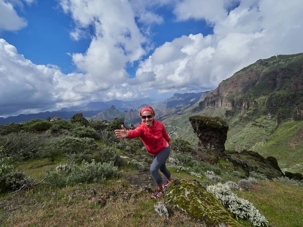 Ung Kvinna Turist Står Cliff Edge Beundra Landskapet Gran Canaria — Stockfoto