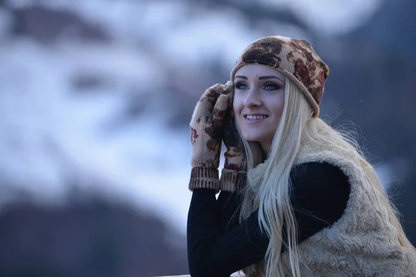 Jovem Bonita Mulher Retrato Livre Inverno — Fotografia de Stock