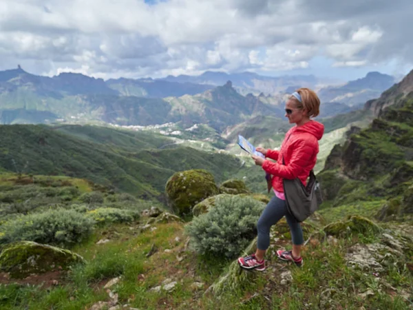 Manzara, Gran Canaria, İspanya hayran Cliff'in kenarında oturan genç kadın turist
