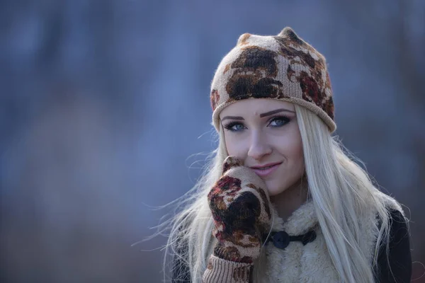 Jonge Mooie Vrouw Portret Buiten Winter — Stockfoto