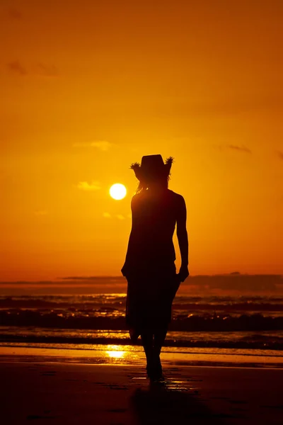 Giovane Donna Silhouette Sulla Spiaggia Estate Luce Del Tramonto — Foto Stock