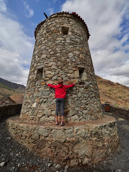 Young Woman Stading Old Stone Tower — Stock Photo, Image