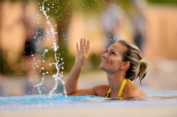 Young Woman Swimming Pool Warm Summer Day — Stock Photo, Image