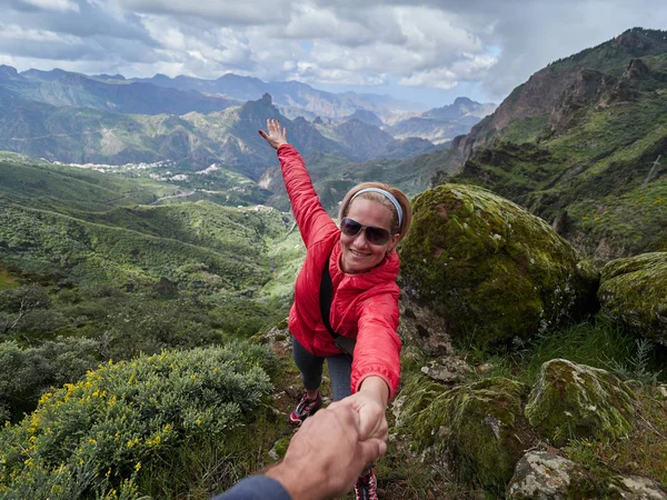 Joven Turista Zona Alpina Verano Hombre Ayudándola Escalar — Foto de Stock